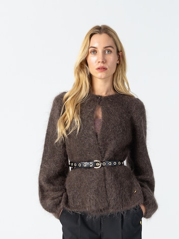 Coster Copenhagen Cardigan ' Knitted ' in Braun: Vorderseite