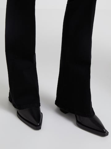 FRAME Flared Jeans in Schwarz