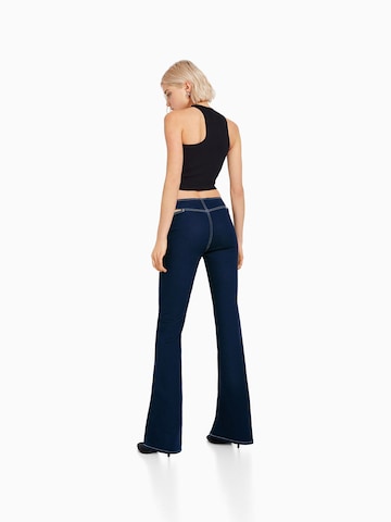 Bershka Flared Jeans in Blauw