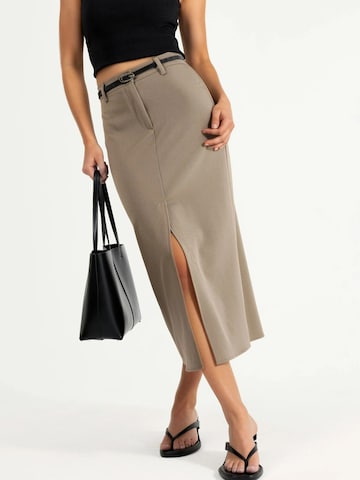 Qu Style Skirt in Brown: front