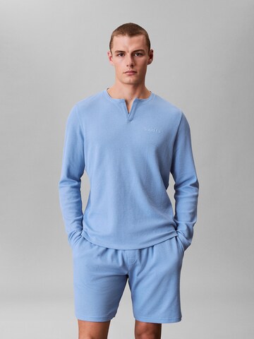 T-Shirt Calvin Klein en bleu : devant