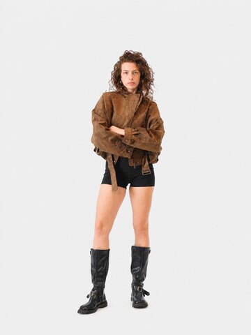 yoligex Tussenjas 'Vintage Cropped Suede Jacket with Belt' in Bruin: voorkant