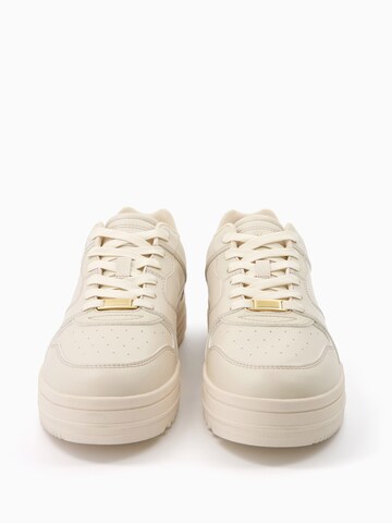 Baskets basses Bershka en beige