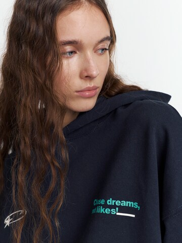 Bluză de molton de la Pull&Bear pe albastru