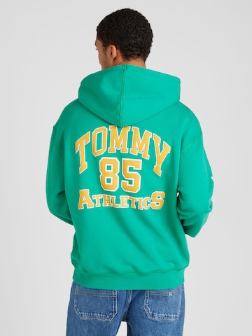 Tommy Jeans Sweatshirt 'ARCHIVE GAMES' i grøn
