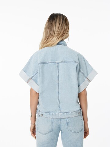 Veste mi-saison 'Melisa' ABOUT YOU x Alina Eremia en bleu