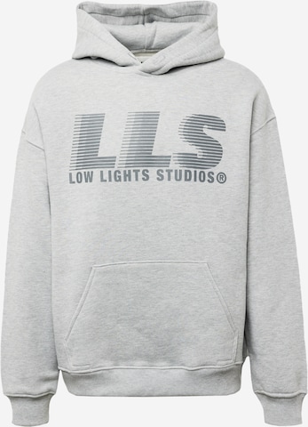 Low Lights Studios Sweatshirt i grå: framsida