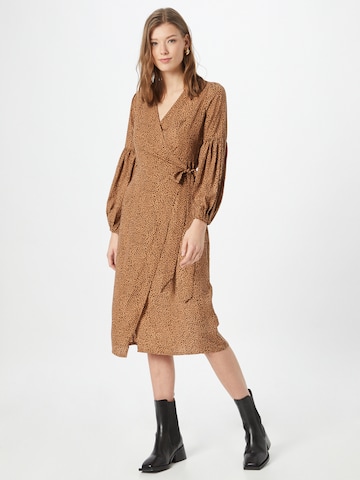 Robe-chemise 'BILLIE & SUZIE' In The Style en marron : devant