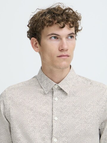 Coupe regular Chemise business ' CFNILO ' Casual Friday en beige
