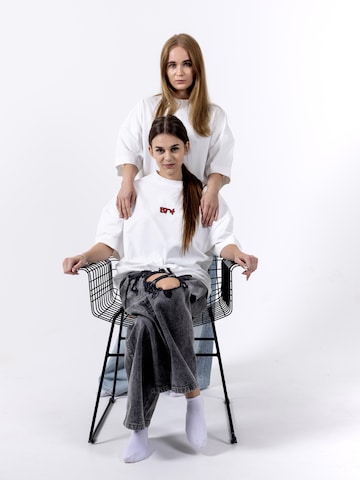 BTY Oversized tričko 'Unisex Oversized T-shirt' – bílá: přední strana