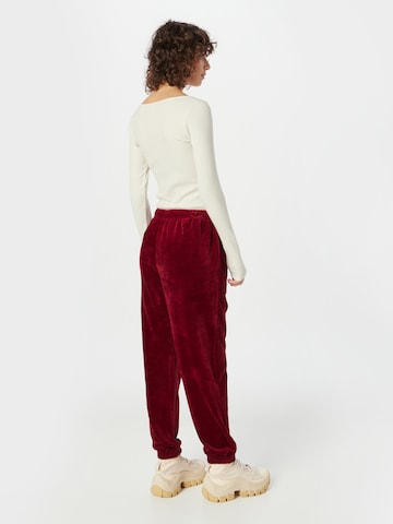 LEVI'S ® - Tapered Calças 'Graphic Laundry Sweatpant' em vermelho