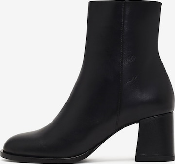 Ankle boots di Derimod in nero: frontale