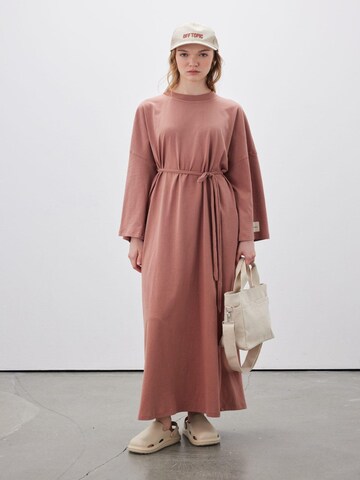 MANUKA Dress in Pink: front