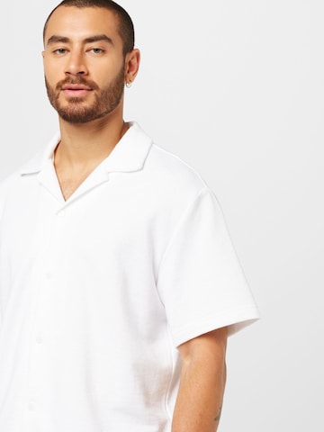 Comfort fit Camicia 'Charlie' di WEEKDAY in bianco