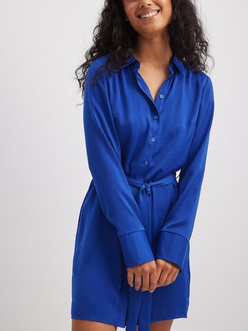 NA-KD Платье-рубашка в Синий