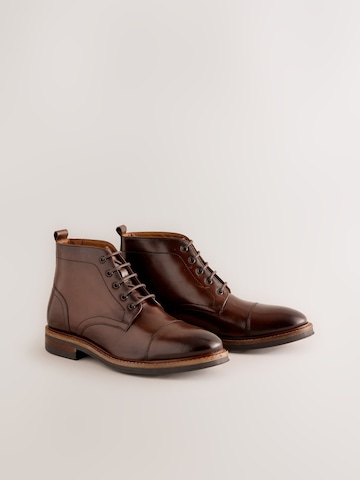 Next - Botas con cordones en marrón