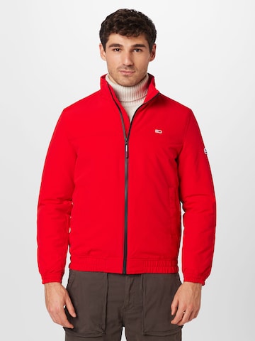 Tommy Jeans Overgangsjakke 'Essential' i rød: forside