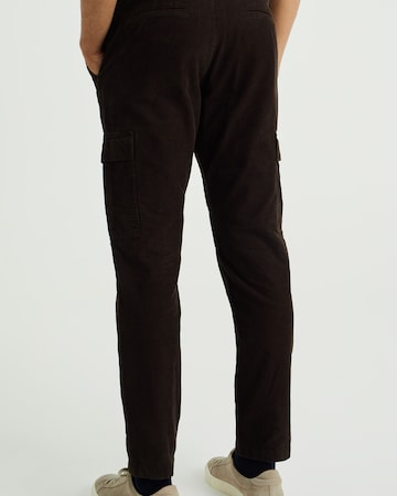 Tapered Pantaloni di WE Fashion in marrone