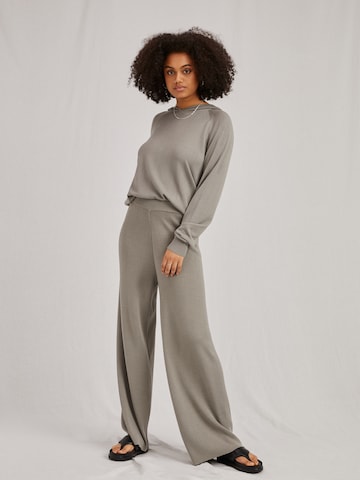 Pull-over 'Rana' A LOT LESS en gris