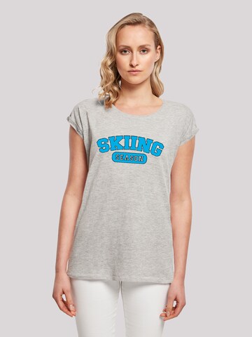 T-shirt 'Skiing Season Winter Sport' F4NT4STIC en gris : devant
