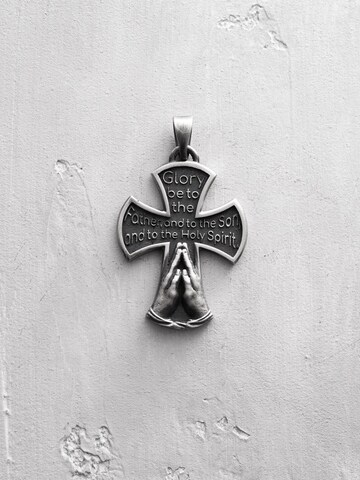 Ciondolo 'IN THE NAME OF GOD' di REYTEL in argento: frontale