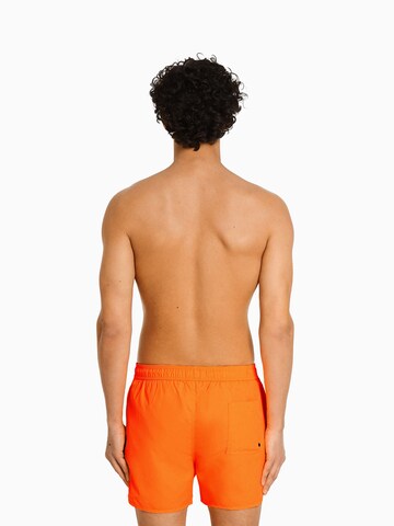 Bershka Plavecké šortky – oranžová
