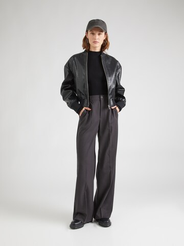 PIECES Loose fit Trousers with creases 'CAMIL' in Grey