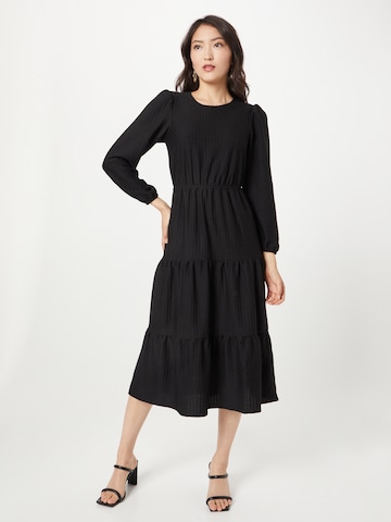 Rochie de la Oasis pe negru: față