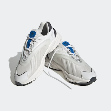 ADIDAS ORIGINALS Sneakers low 'Oztral' i hvit