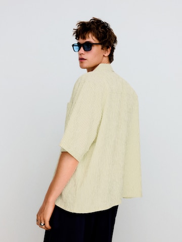 Bershka Comfort Fit Košeľa - Zelená