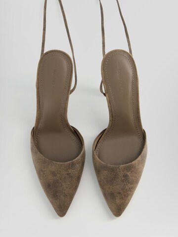 Bershka Slingpumps in Bruin