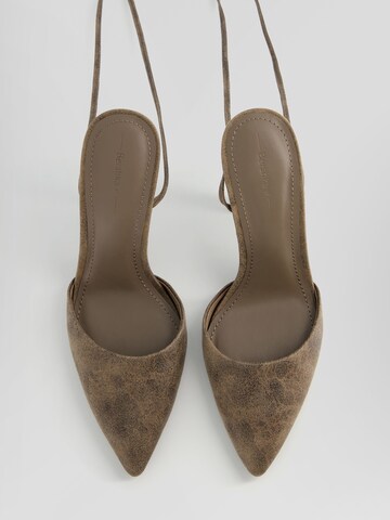 Bershka Дамски обувки на ток с отворена пета в кафяво