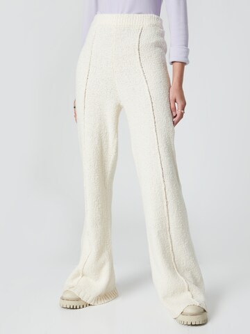 florence by mills exclusive for ABOUT YOU Flared Broek 'Robin' in Wit: voorkant