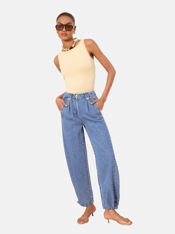 Tapered Jeans con pieghe di Lipsy in blu: frontale