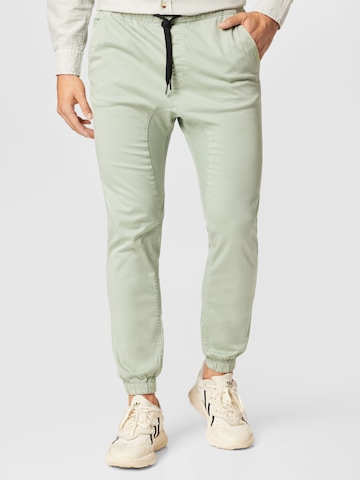Cotton On Tapered Παντελόνι 'Drake' σε πράσινο: μπροστά