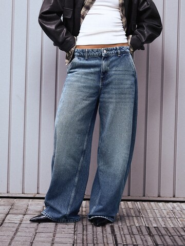 Bershka Wide leg Jeans in Blue: front
