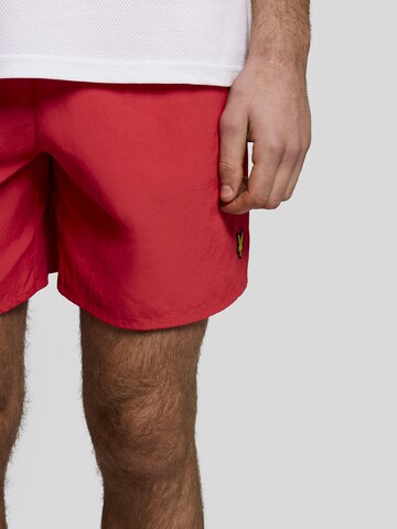 Loosefit Shorts de bain Lyle & Scott en rouge