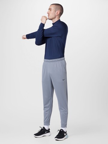 regular Pantaloni sportivi 'Totality' di NIKE in grigio