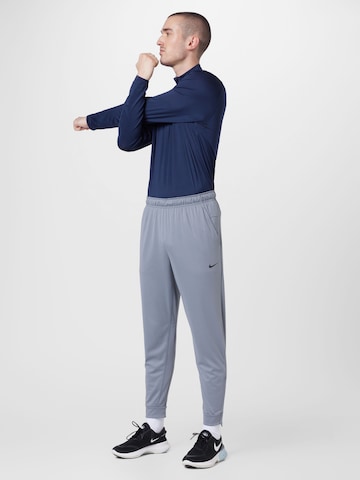 Regular Pantaloni sport 'Totality' de la NIKE pe gri