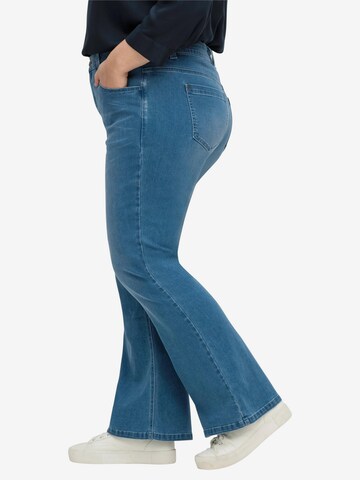 SHEEGO Bootcut Jeans in Blau