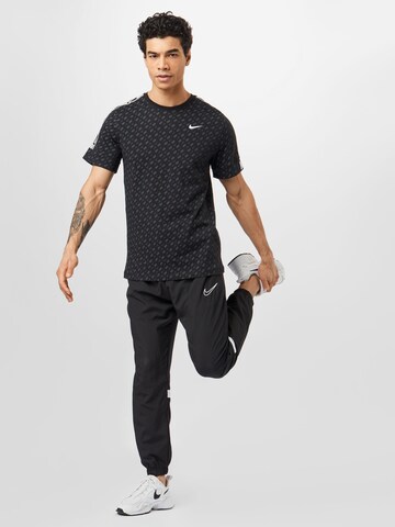 Effilé Pantalon de sport NIKE en noir