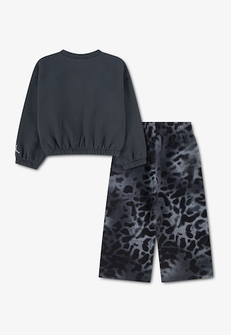 Trening 'FIERCE  FEARLESS' de la Jordan pe gri: spate