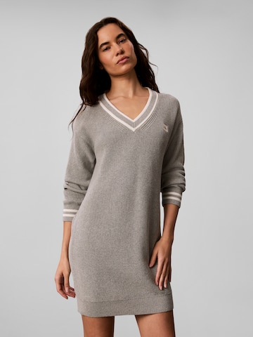 Robes en maille Calvin Klein Jeans en gris : devant