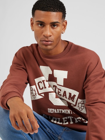 Sweat-shirt 'Rocco' ABOUT YOU en marron