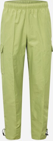 Effilé Pantalon cargo 'REPEAT' Nike Sportswear en vert : devant