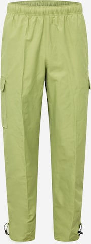 Effilé Pantalon cargo 'REPEAT' Nike Sportswear en vert : devant