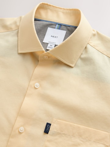 Next - Ajuste regular Camisa en amarillo