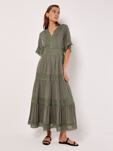 Robe Apricot en vert