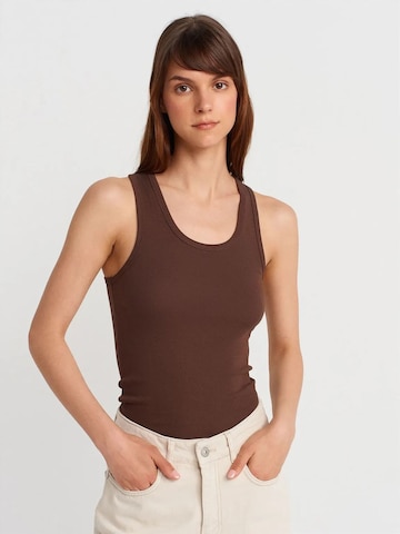 Dilvin Top in Brown: front
