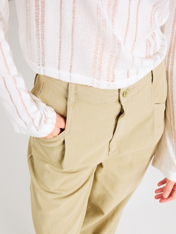 TOPSHOP Bő szár Élére vasalt nadrágok 'CLEAN' - zöld